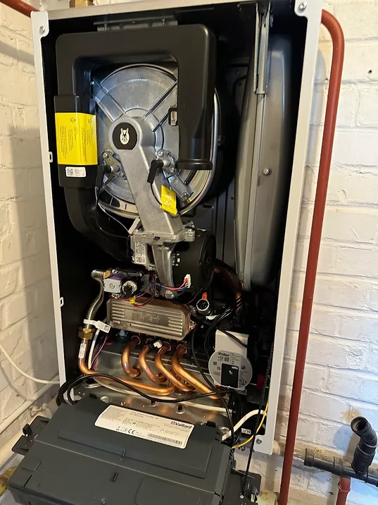 Entretien d'une chaudière gaz à condensation par un technicien agréé