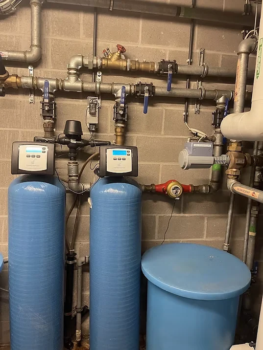 Adoucisseur d'eau installé par Bruno & Fils dans une cave à Bruxelles